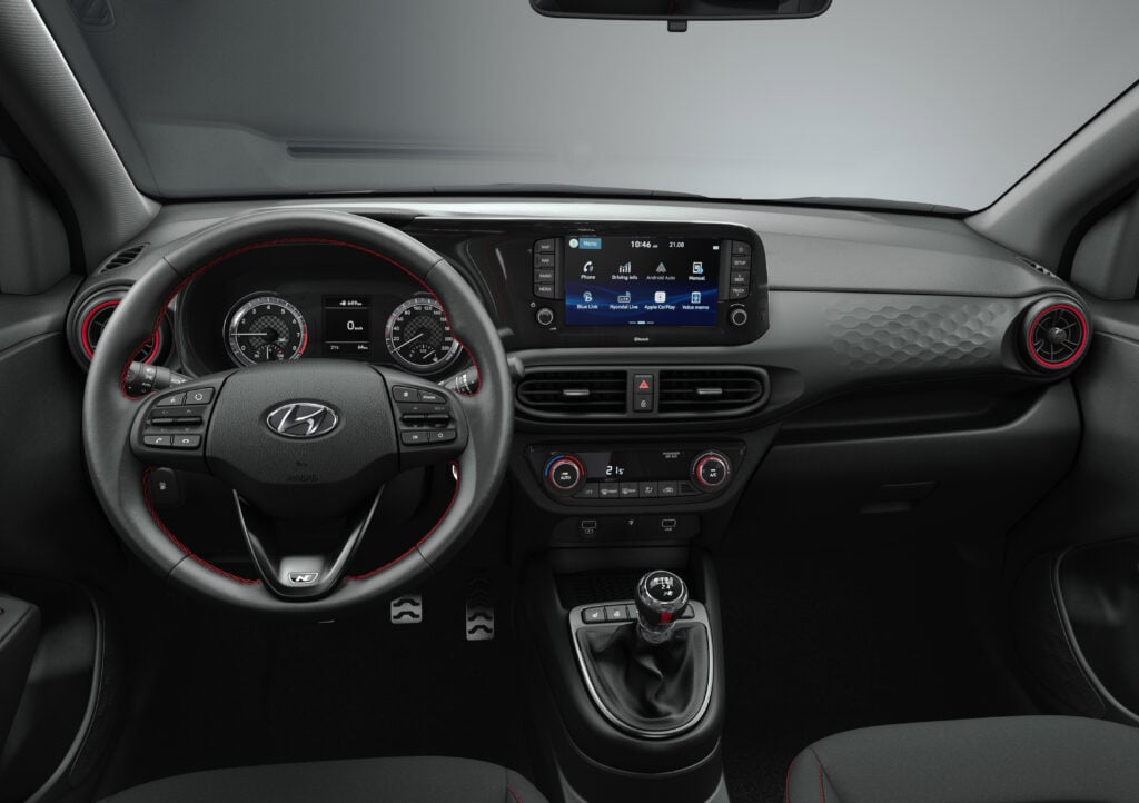 Het moderne interieur van de Hyundai i10