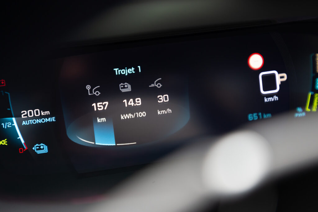 Peugeot e208 instrumentenpaneel kilometers toerenteller snelheid