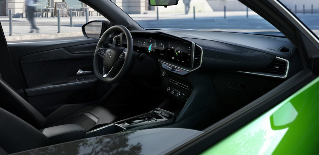 Het interieur van de Opel Mokka-e