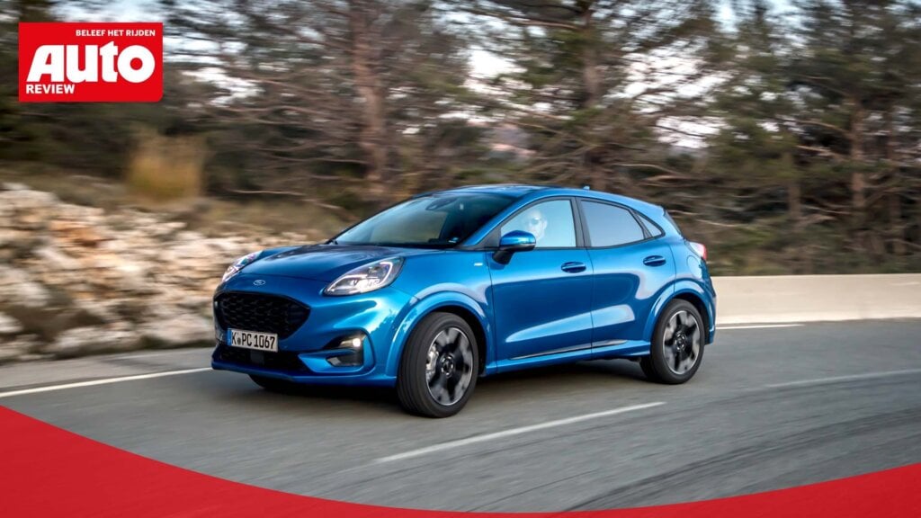 Blauwe Ford Puma op de weg Auto Review