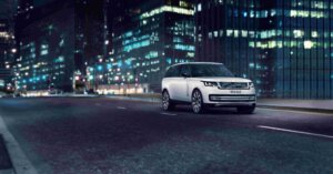Witte Land Rover Range Rover in de stad
